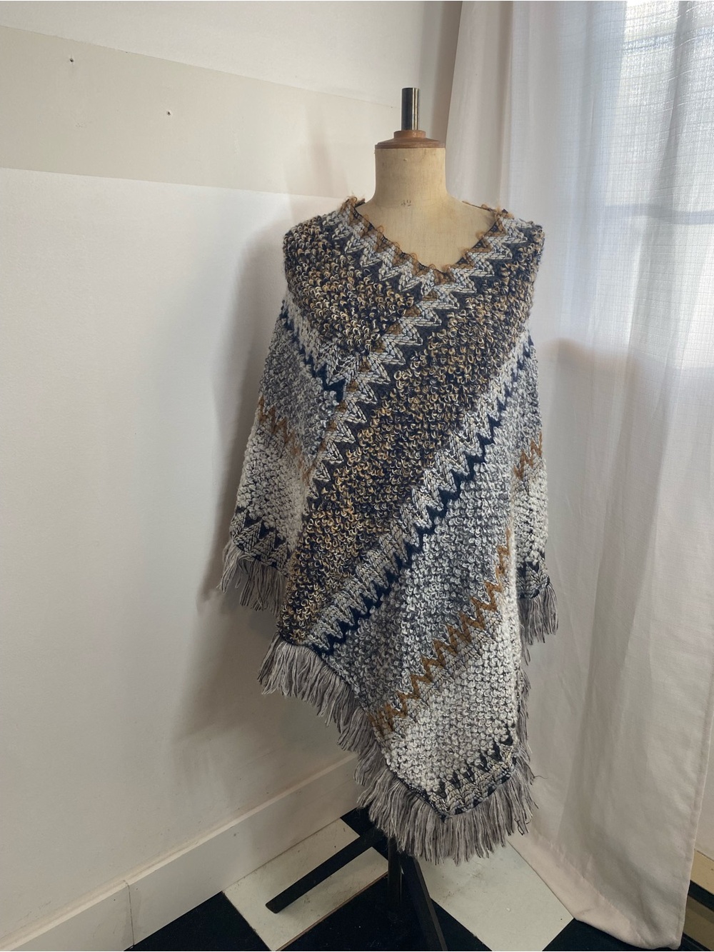 Cherie Bliss NWT Boho Textured Fringe Cape Poncho